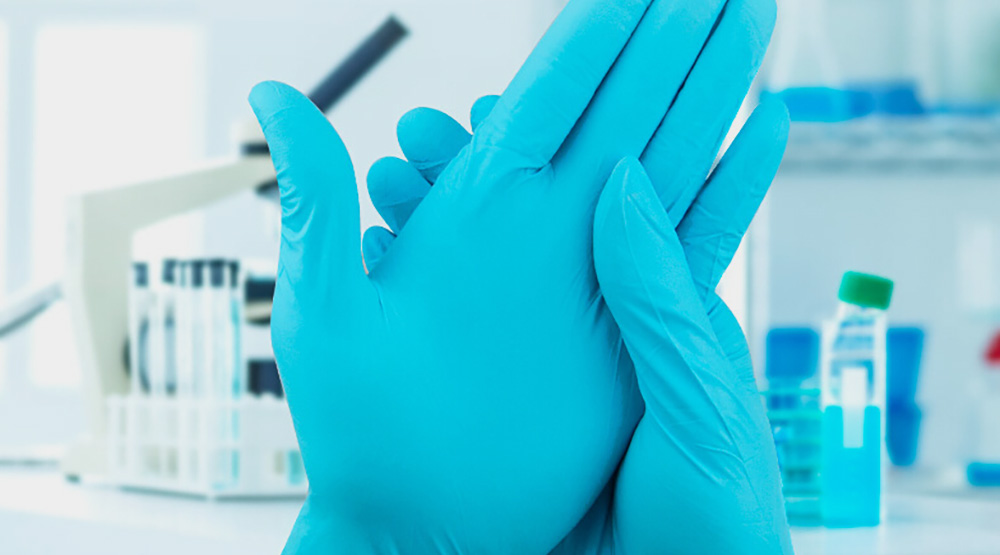 Standardna testna metoda ASTM D5151-19 za zaznavanje lukenj v medicinskih rokavicah