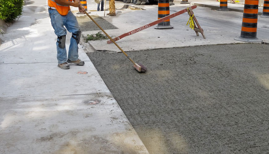 Standardna preskusna metoda ASTM D5329 za vroče nanesene tesnilne mase in polnila za fuge in razpoke v asfaltnih tlakih in betonskih tlakovcih iz portlandskega cementa