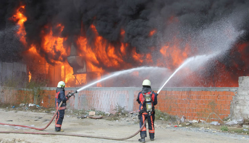 Preskus za določanje požarne odpornosti obodnih požarnih pregrad z uporabo srednje velike večnivojske preskusne naprave ASTM E2307