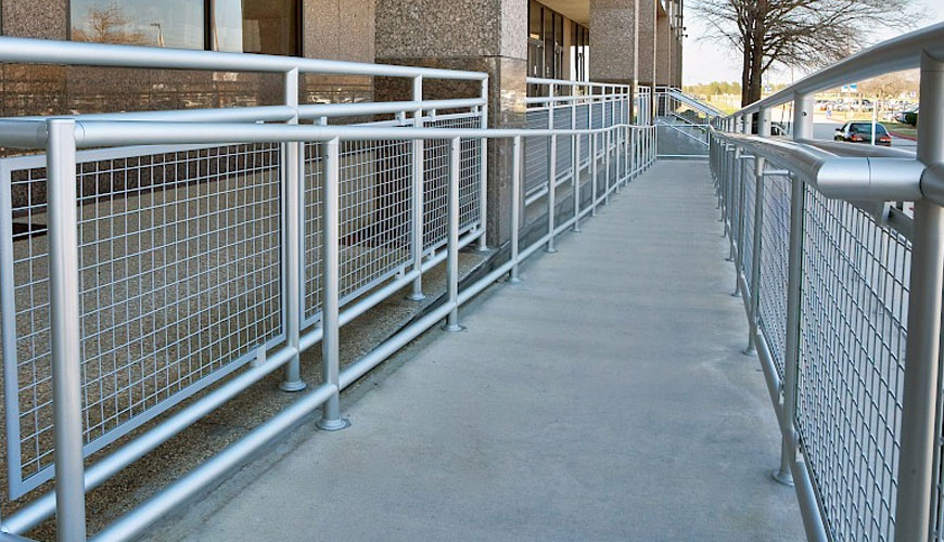 ASTM E894 Standardna preskusna metoda za sidranje sistemov trajnih kovinskih ograj in tirnic za zgradbe