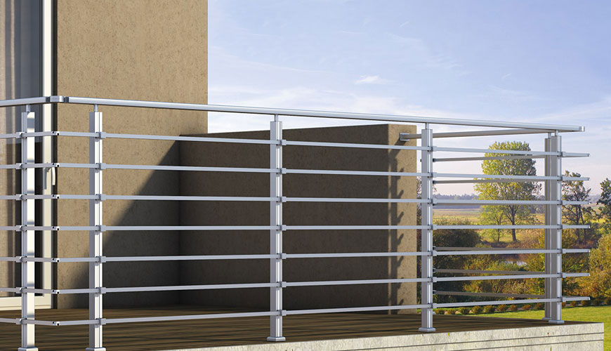 Standardne preskusne metode ASTM E935 za delovanje sistemov trajnih kovinskih ograj in tirnic v stavbah