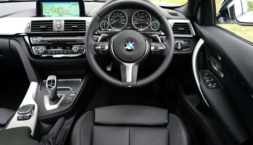 A BMW GS 97034-2 gépjármű belső tereinek körömpróbája