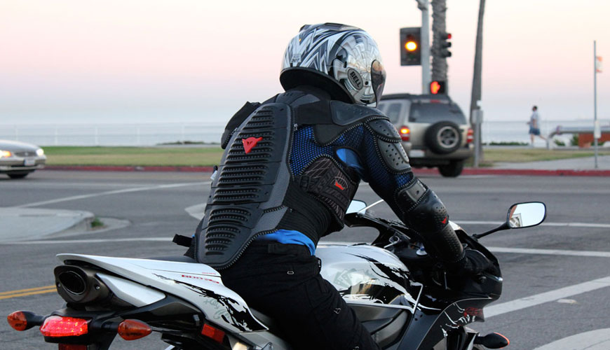 EN 13595-2 Zaščitna obleka za profesionalne voznike motornih koles – Preskusna metoda za določanje odpornosti proti obrabi zaradi udarcev