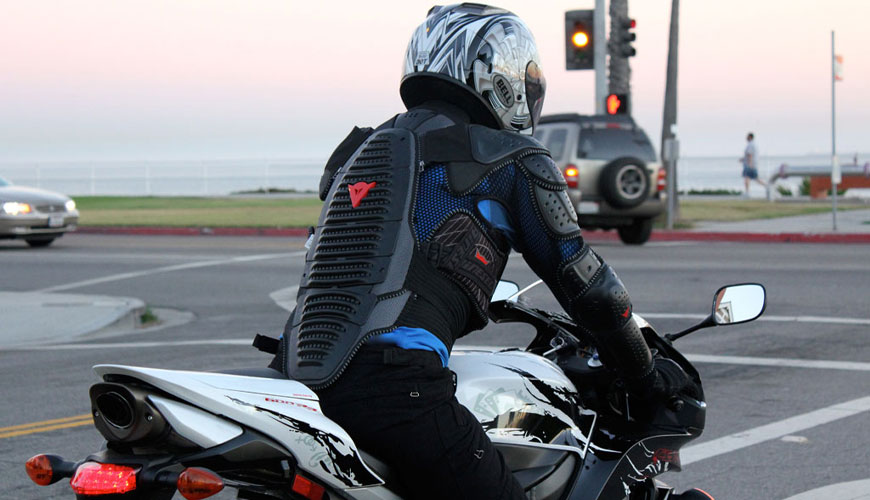 Thử nghiệm EN 1621-1 đối với quần áo bảo hộ của người đi xe máy chống lại tác động cơ học