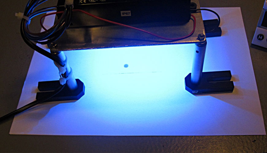 EN 16474-3 Barve in laki, Metode izpostavljenosti laboratorijskim svetlobnim virom, Standardni test za fluorescenčne UV sijalke