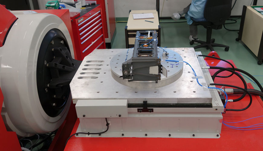 EN ISO 6721-8 Plastikler - Dinamik Mekanik Özelliklerin Tayini - Bölüm 8: Boyuna ve Kesme Titreşimi - Dalga Yayma Yöntemi Testi