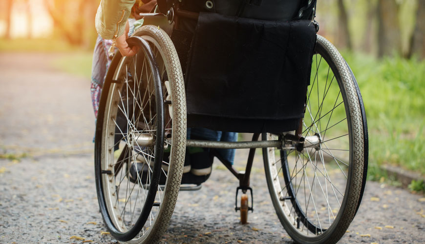 EN ISO 7176-10 Invalidski vozički - 10. del: Standardni preskus za ugotavljanje sposobnosti plezanja na ovire invalidskih vozičkov na motorni pogon