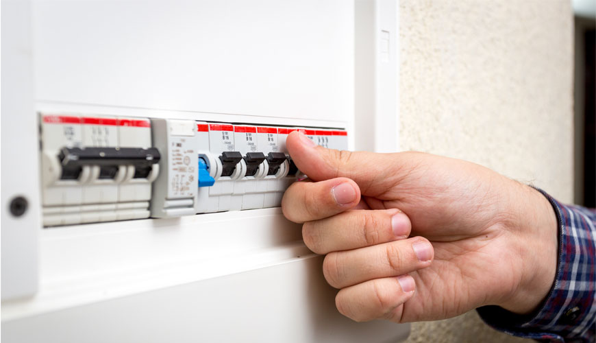 IEC 60669-1 Stikala za gospodinjske in podobne fiksne električne napeljave - 1. del: Splošne zahteve