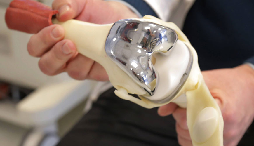 ISO 14243-1 Vsadki za kirurgijo – Obraba totalnih protez kolenskega sklepa – Parametri obremenitve in premika za stroje za testiranje obrabe z nadzorovano obremenitvijo in ustrezni okoljski pogoji za testiranje