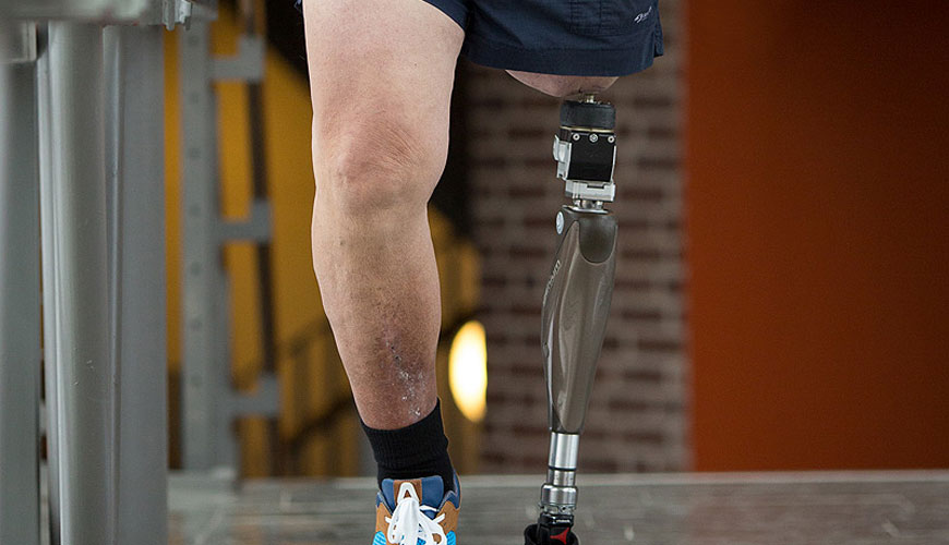 ISO 14243-3 Ameliyat için İmplantlar-Toplam Diz Eklemi Protezlerinin Aşınması-Yer Değiştirme Kontrollü Aşınma Test Makineleri için Yükleme ve Yer Değiştirme Parametreleri ve Test için İlgili Çevresel Koşullar