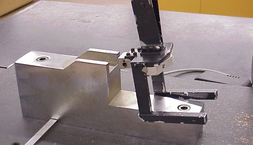ISO 14556 Kovinski materiali, Charpyjev udarni preskus nihala z V-zarezo, preskusna metoda instrumenta