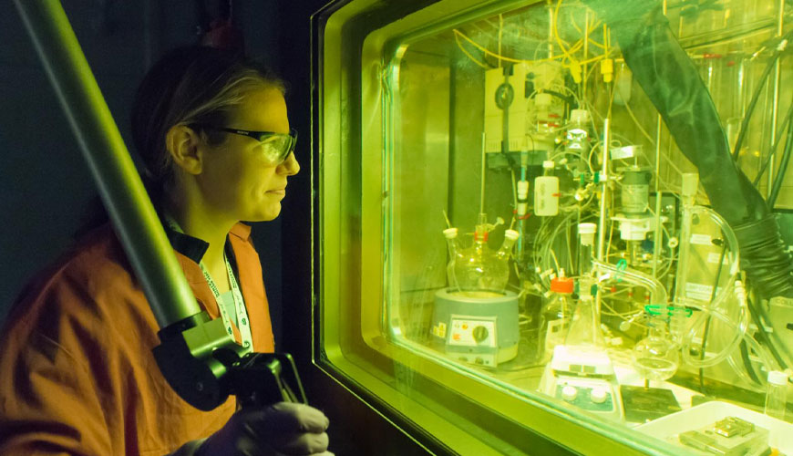 ISO 4582 Plastikler - Cam Filtreli Güneş Radyasyonuna, Doğal Hava Koşullarına veya Laboratuvar Radyasyon Kaynaklarına Maruz Kaldıktan Sonra Renkteki Değişikliklerin ve Özelliklerdeki Değişikliklerin Tayini