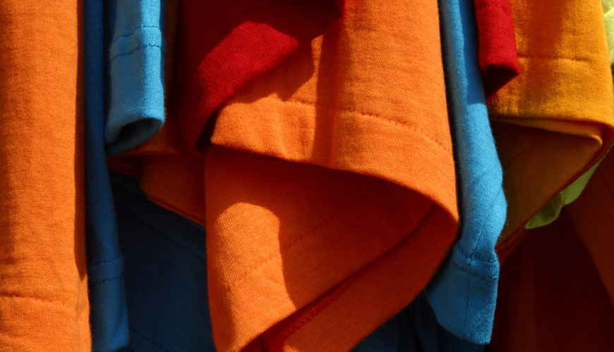 ISO 7771 Tekstil - Ugotavljanje dimenzijskih sprememb tkanin, ki jih povzroči potopitev v hladno vodo