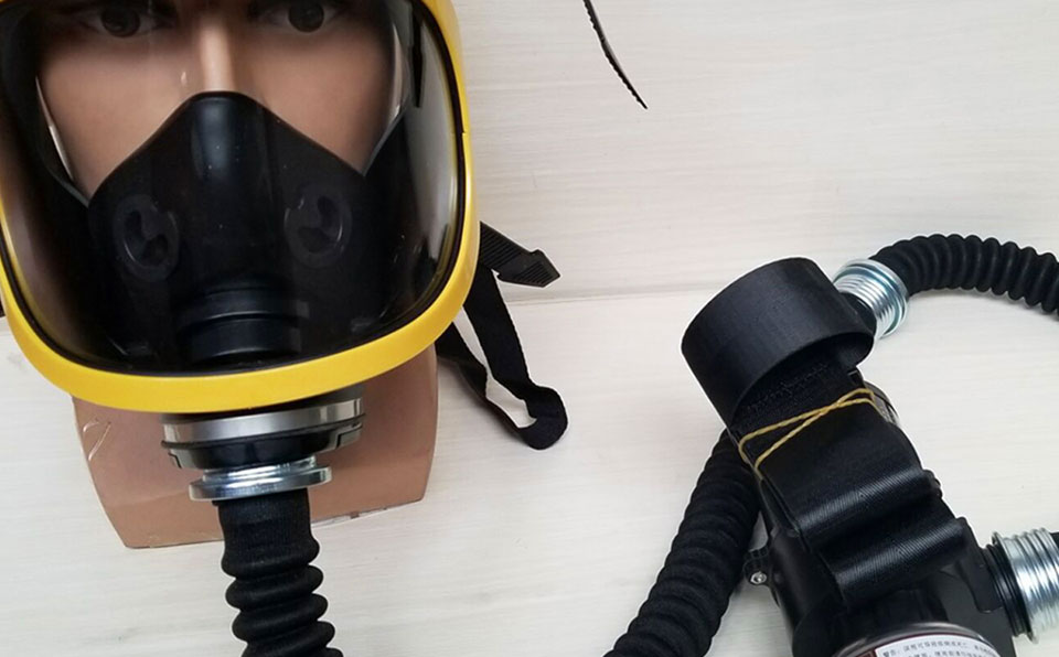 TS EN 12941 Dihalne zaščitne naprave - ojačane filtrirane naprave, ki se uporabljajo s čelado ali čelado