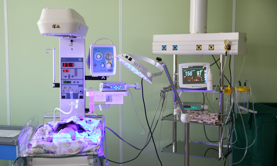 TS EN 60601-2-21 Električna medicinska oprema - 2-21. Del: Posebne značilnosti osnovne varnosti in zahtevane lastnosti sevalnih grelcev za dojenčke
